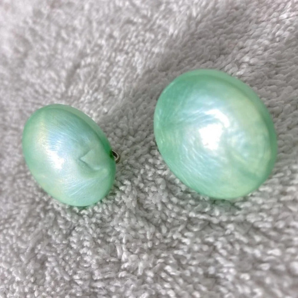 Vintage Light Green Pearlescent Plastic Circles Clip  On Earrings - Picture 7 of 8